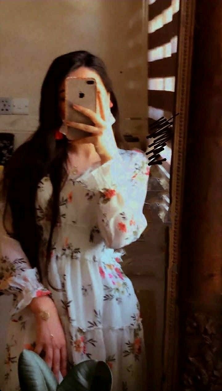 Instagram Hidden Face Mirror Selfie