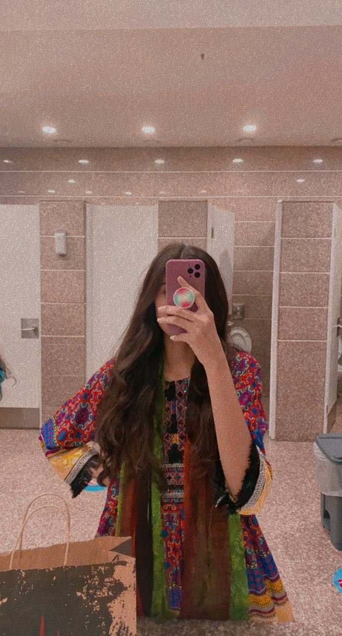 Instagram Hidden Face Mirror Selfie