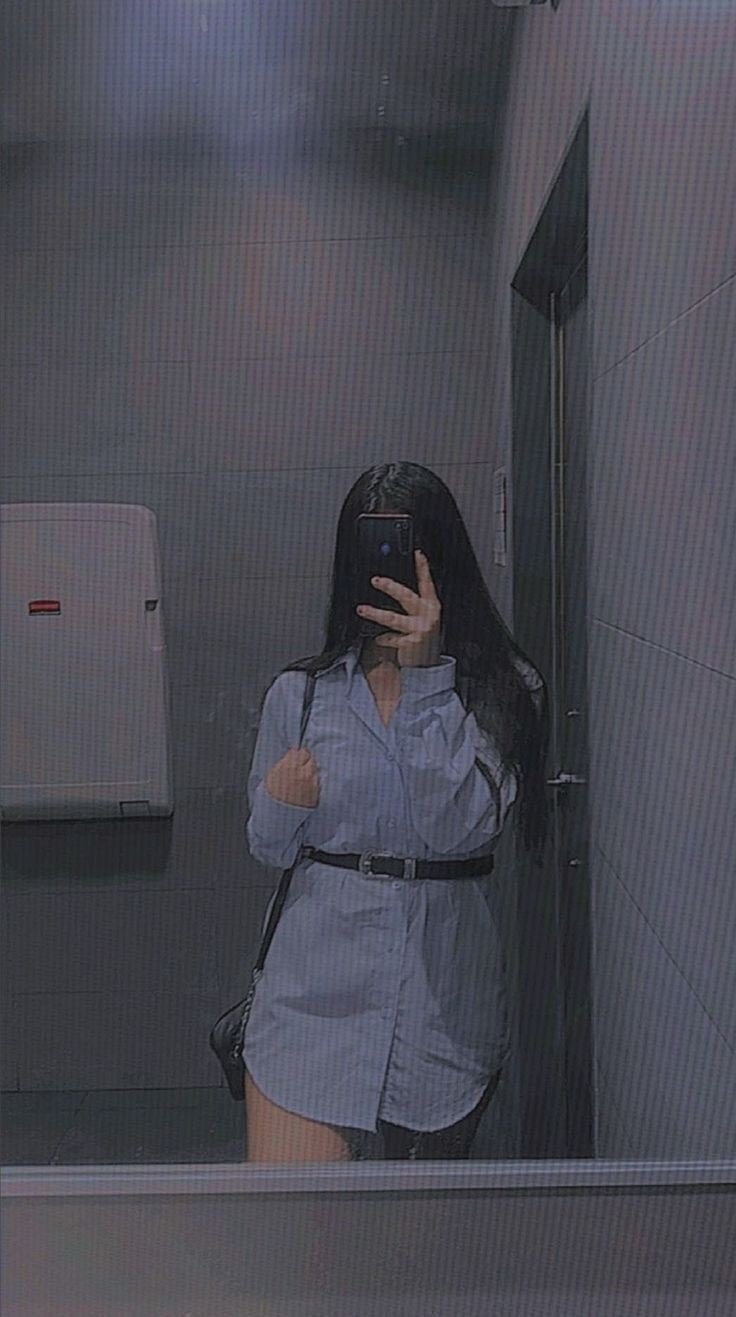 Instagram Hidden Face Mirror Selfie