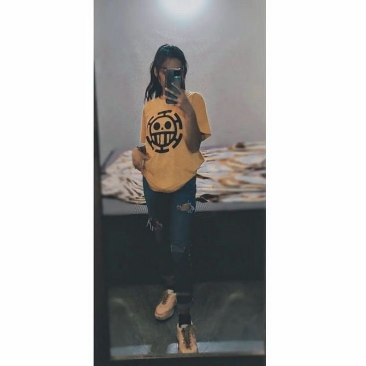 Instagram Hidden Face Mirror Selfie