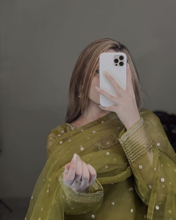 Instagram Hidden Face Mirror Selfie