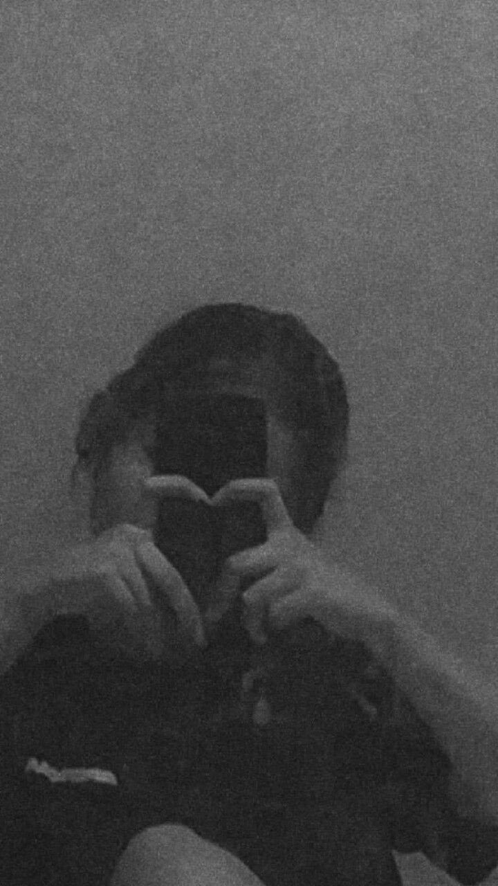 Instagram Hidden Face Mirror Selfie