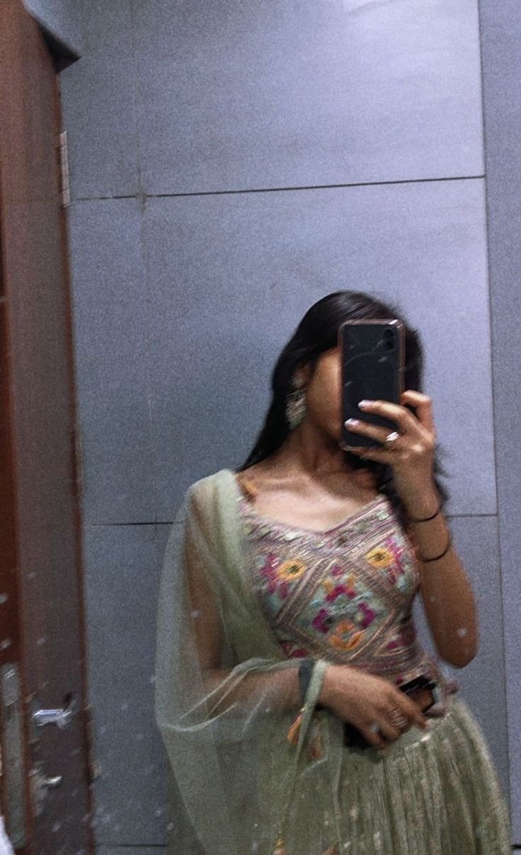 Instagram Hidden Face Mirror Aesthetic DP and Aesthetic Girl Poses