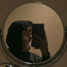 Instagram Hidden Face Mirror Aesthetic DP and Aesthetic Girl Poses