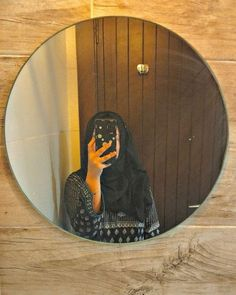 Instagram Hidden Face Mirror Aesthetic DP and Aesthetic Girl Poses