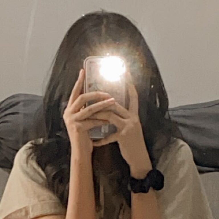 Instagram Hidden Face Mirror Selfie