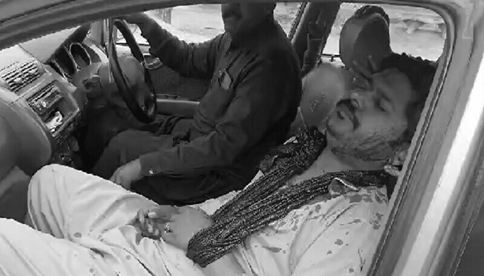 دیہاتیوں نےنگہبان رمضان راشن پیکج کی تقسیم کے دوران پٹواری کوتشدد کانشانہ بناڈالا