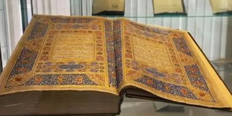 مکہ مکرمہ، 350 سے زائد سنہرے اور مزین قرآن پاک کے نسخوں کی نمائش