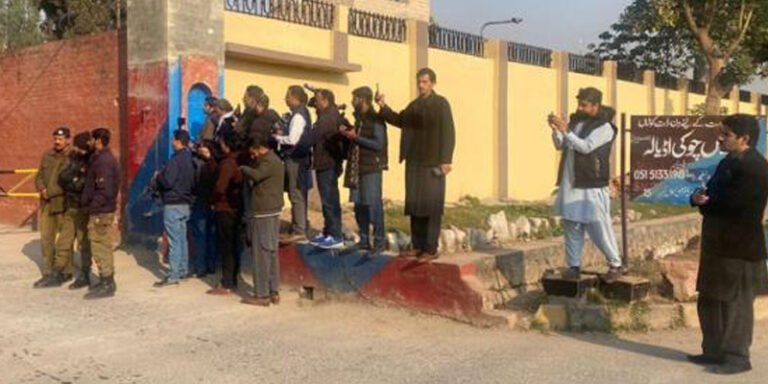 پولیس نے اڈیالہ جیل کے باہر میڈیا کوریج پر پابندی لگادی